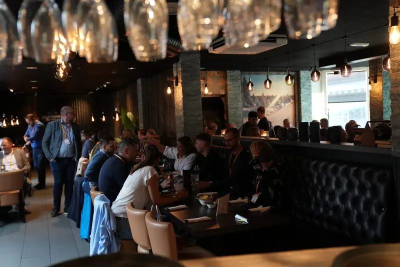 Fullt lokale en fredag kveld, varme lamper over bardisken.